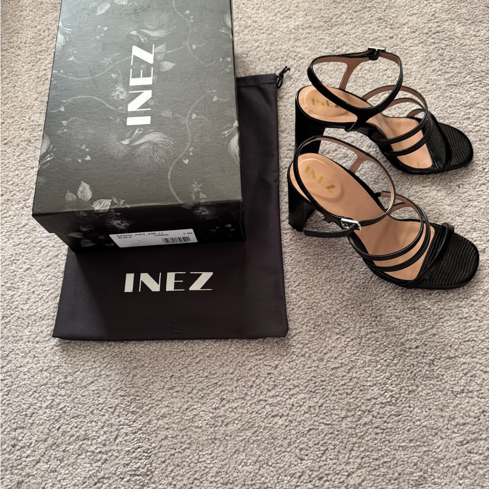 Classic Black Heels with Sleek Design